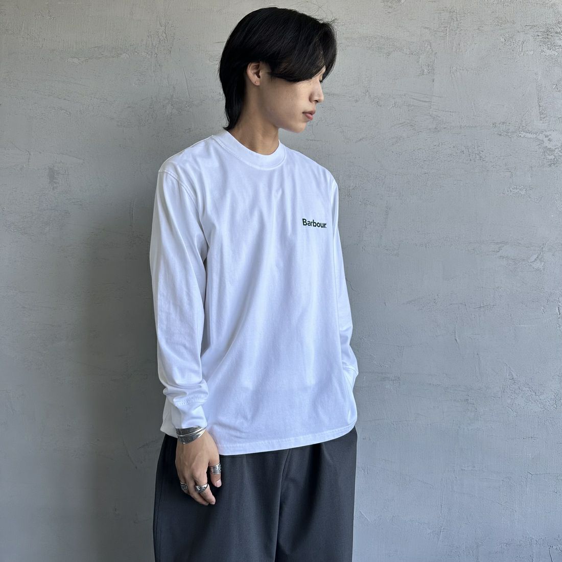 Barbour [バブアー] ワンポイントロゴ ロングスリーブTシャツ [MTS1328] WHITE &&モデル身長：179cm 着用サイズ：40&&