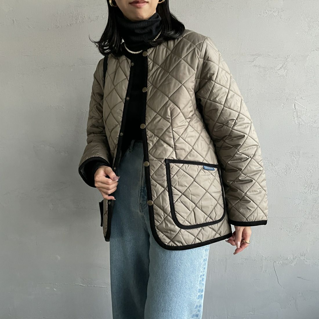 LAVENHAM [ラベンハム] クルーネックキルティングジャケット [LV6186] C62 CORK &&モデル身長：163cm 着用サイズ：8&&