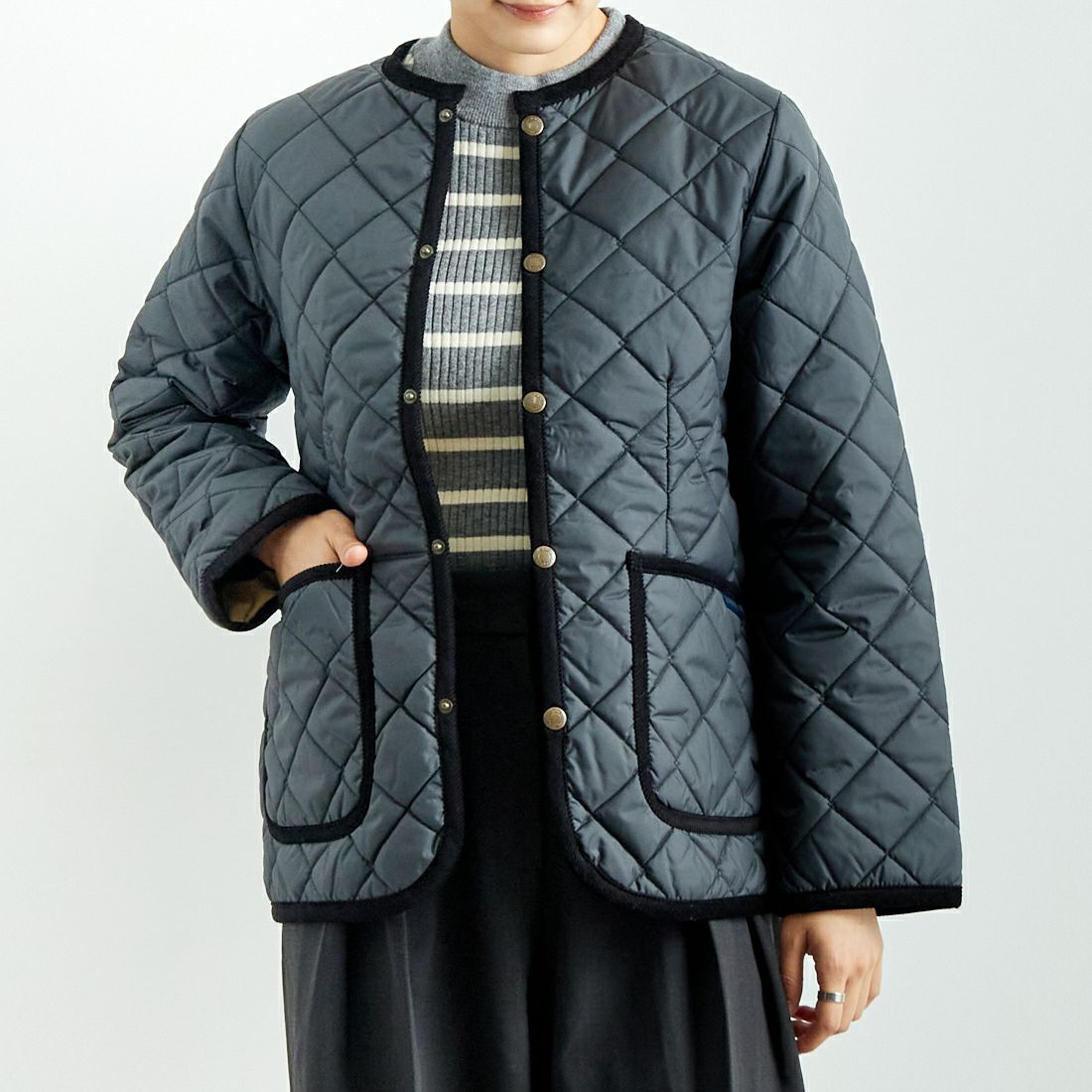 LAVENHAM [ラベンハム] クルーネックキルティングジャケット [LV6186] G95 LAMP B &&モデル身長：160cm 着用サイズ：8&&