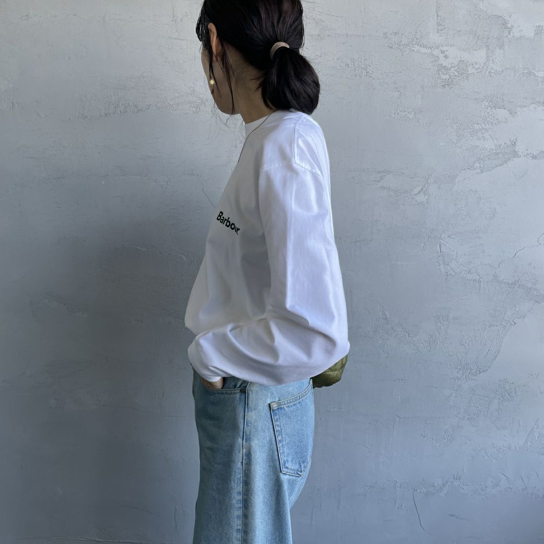 Barbour [バブアー] ワンポイントロゴ ロングスリーブTシャツ [MTS1328] WHITE &&モデル身長：160cm 着用サイズ：36&&