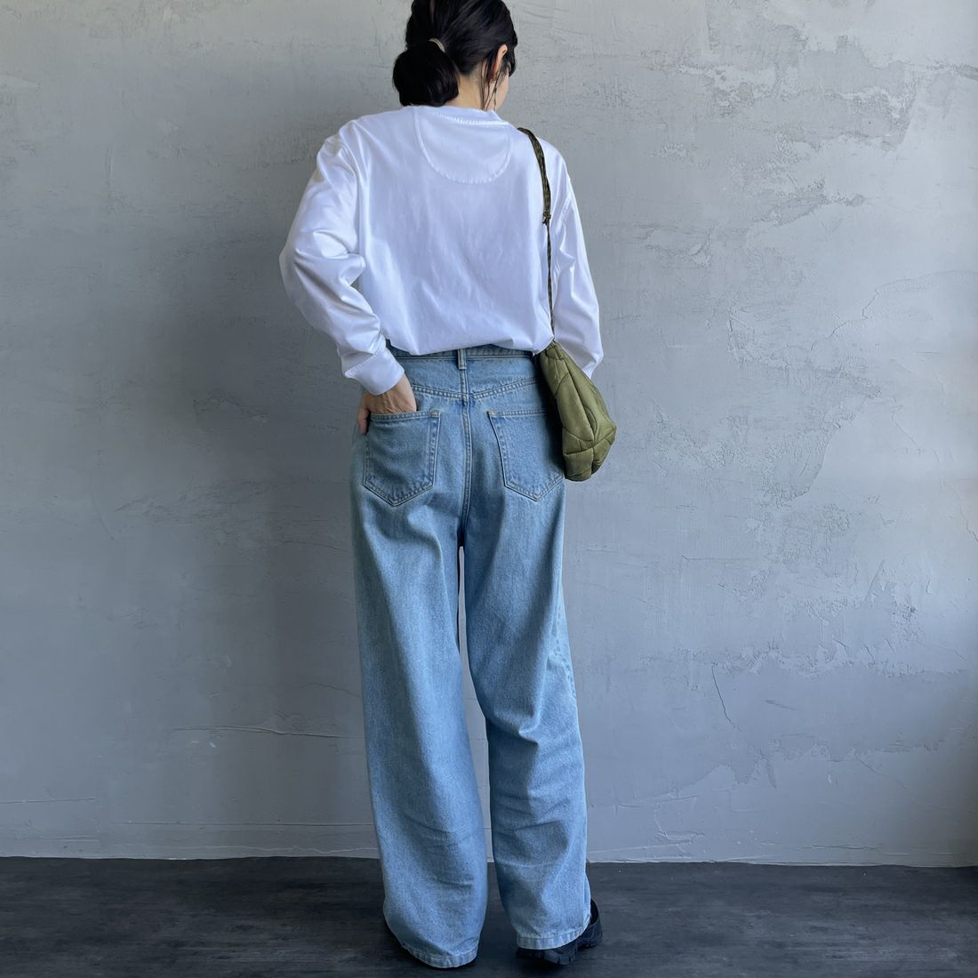 Barbour [バブアー] ワンポイントロゴ ロングスリーブTシャツ [MTS1328] WHITE &&モデル身長：160cm 着用サイズ：36&&