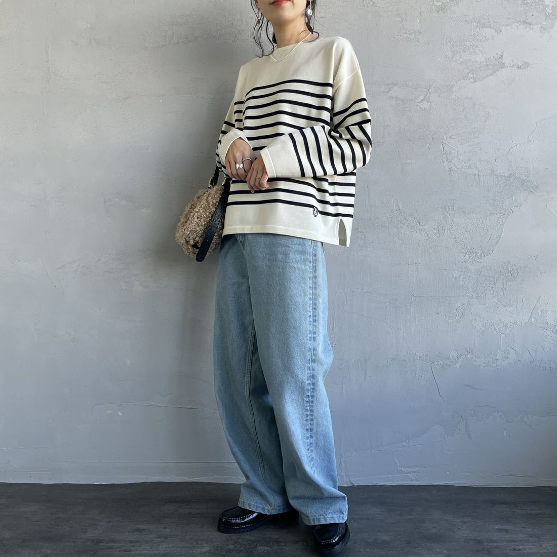 ORCIVAL [オーシバル] ウールプレーティング ボートネックニット [OR-D0101CRA] ECRU/NAVY&&モデル身長：160cm 着用サイズ：1&&