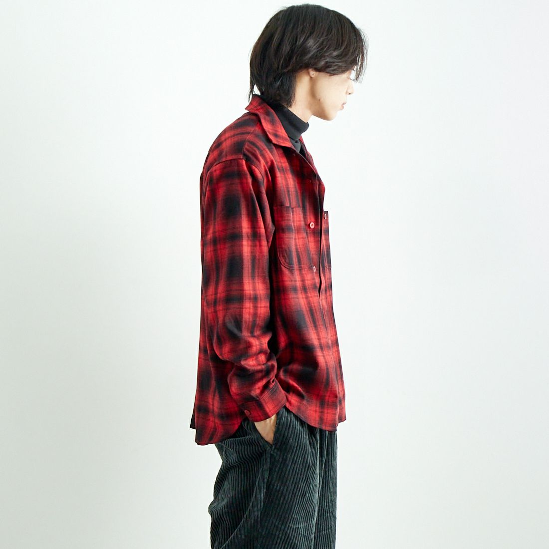 UNIVERSAL OVERALL [ユニバーサルオーバーオール] オープンカラーワークシャツ [U2433102] RED &&モデル身長：179cm 着用サイズ：L&&