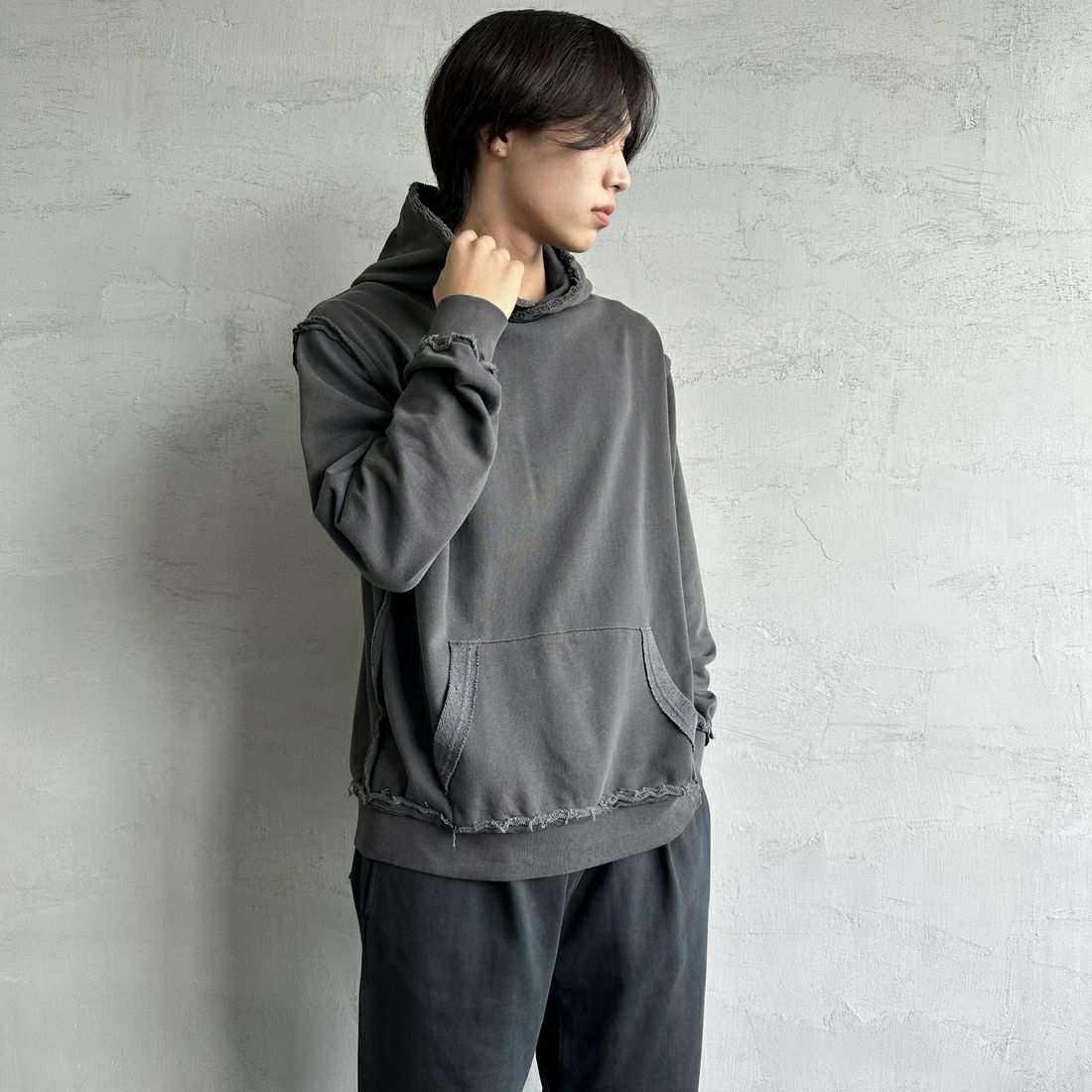 ONEITA [オニータ] 別注 インサイドアウト スウェットパーカー [2423-441IN-JF] CHARCOAL &&モデル身長：179cm 着用サイズ：L&&