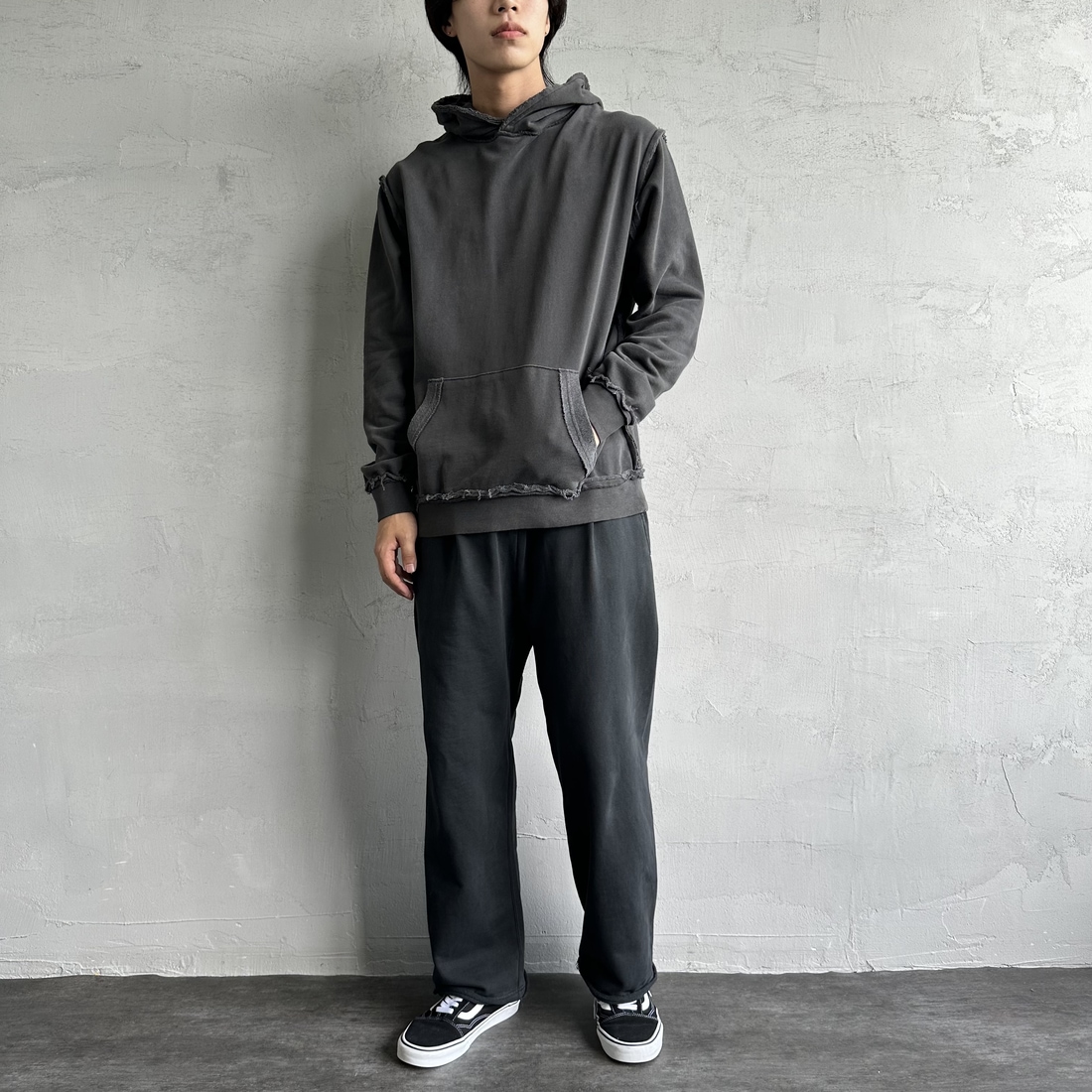 ONEITA [オニータ] 別注 インサイドアウト スウェットパーカー [2423-441IN-JF] CHARCOAL &&モデル身長：179cm 着用サイズ：L&&