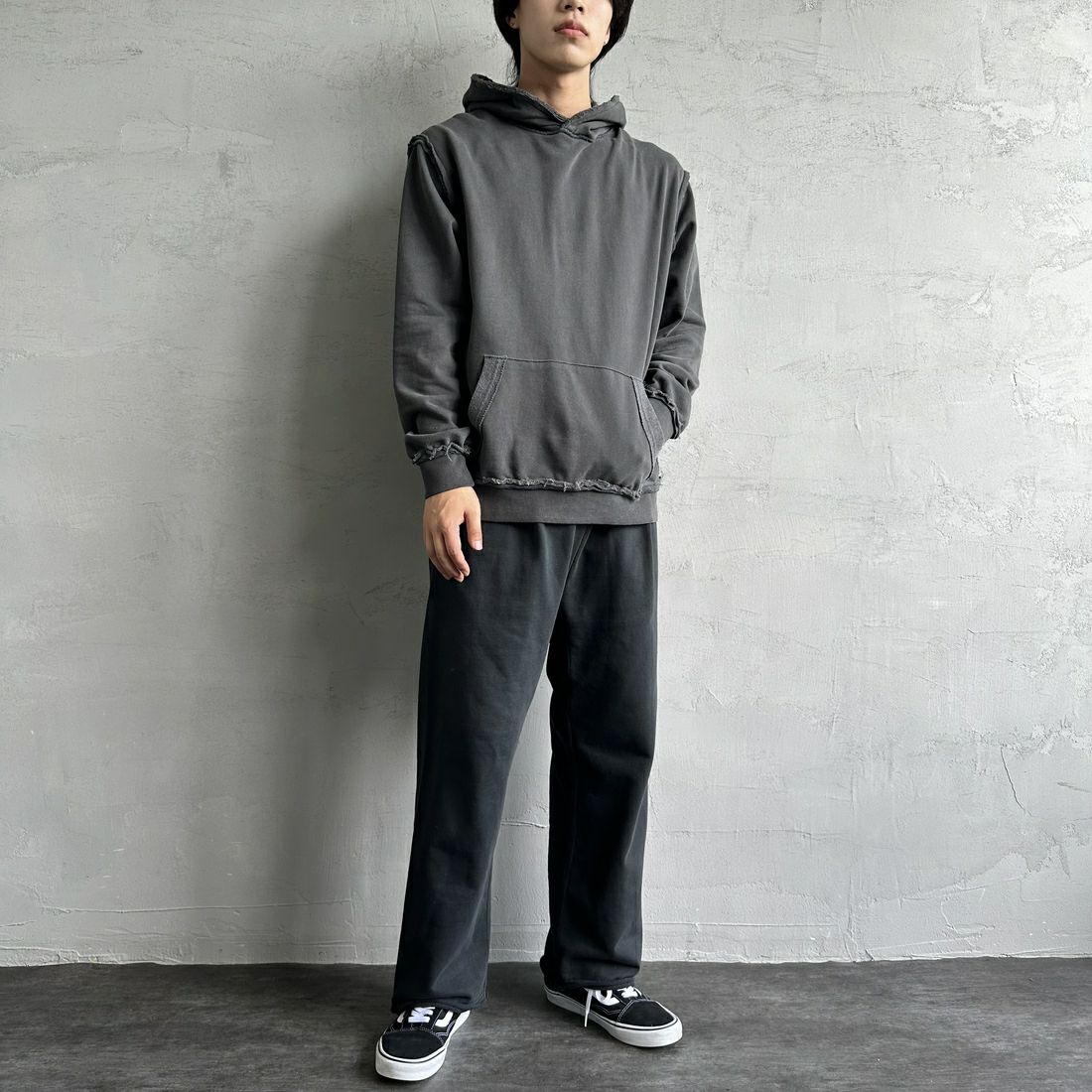 ONEITA [オニータ] 別注 インサイドアウト スウェットパーカー [2423-441IN-JF] CHARCOAL &&モデル身長：179cm 着用サイズ：L&&