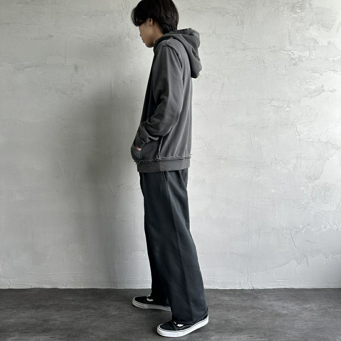 ONEITA [オニータ] 別注 インサイドアウト スウェットパーカー [2423-441IN-JF] CHARCOAL &&モデル身長：179cm 着用サイズ：L&&