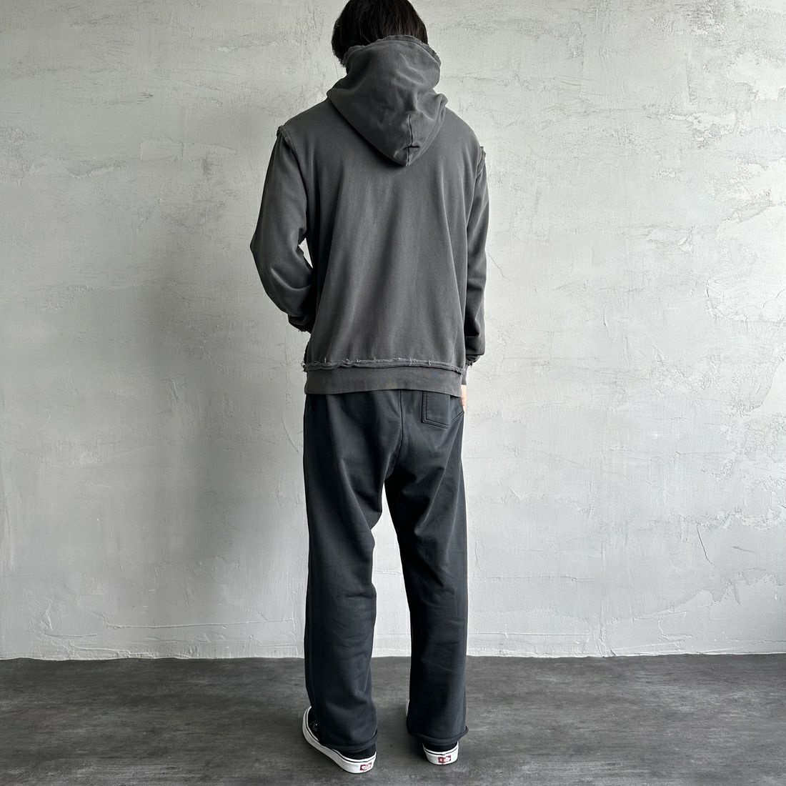 ONEITA [オニータ] 別注 インサイドアウト スウェットパーカー [2423-441IN-JF] CHARCOAL &&モデル身長：179cm 着用サイズ：L&&