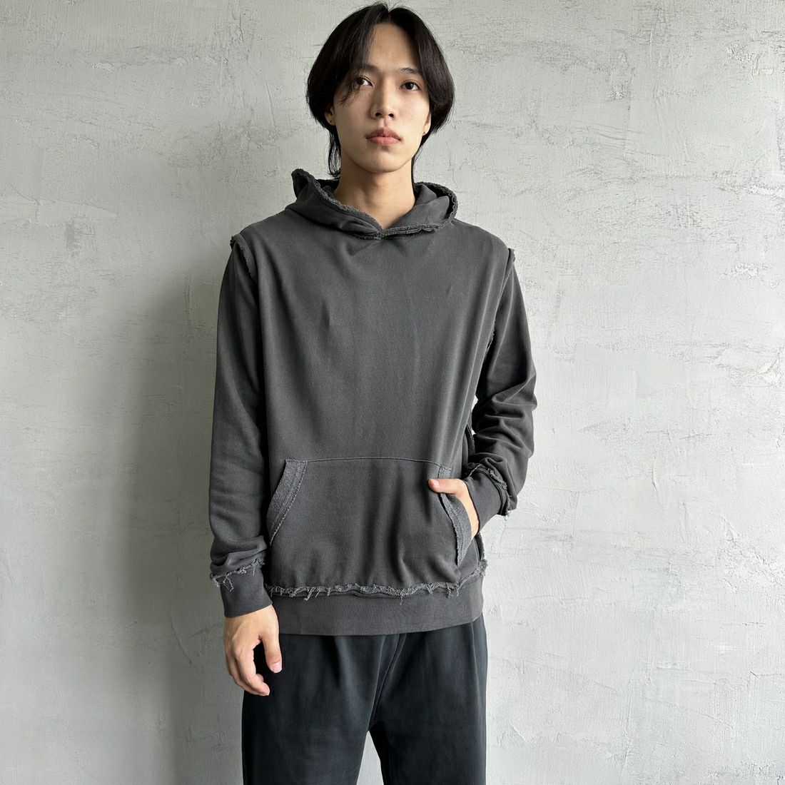 ONEITA [オニータ] 別注 インサイドアウト スウェットパーカー [2423-441IN-JF] CHARCOAL &&モデル身長：179cm 着用サイズ：M&&