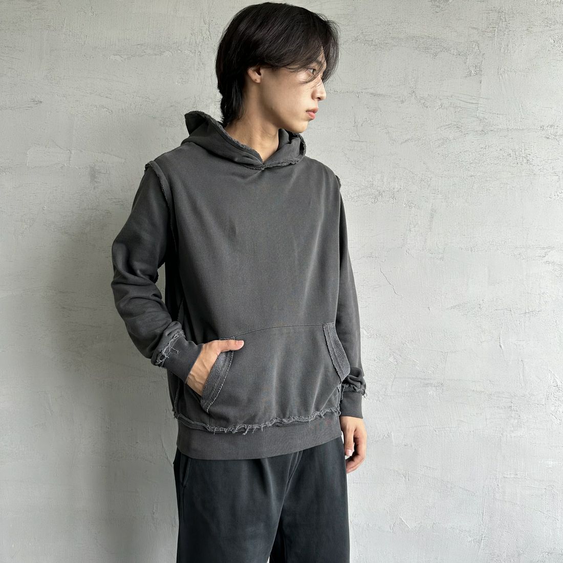 ONEITA [オニータ] 別注 インサイドアウト スウェットパーカー [2423-441IN-JF] CHARCOAL &&モデル身長：179cm 着用サイズ：M&&