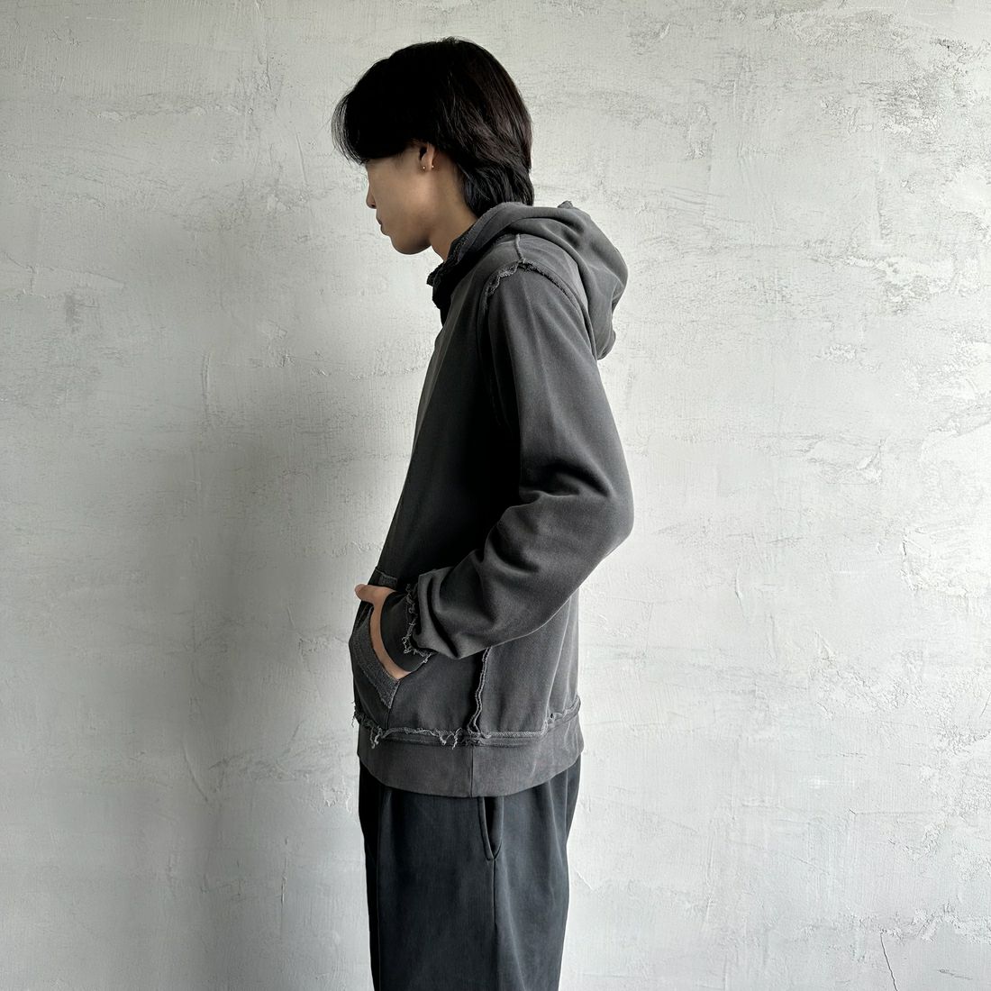 ONEITA [オニータ] 別注 インサイドアウト スウェットパーカー [2423-441IN-JF] CHARCOAL &&モデル身長：179cm 着用サイズ：M&&