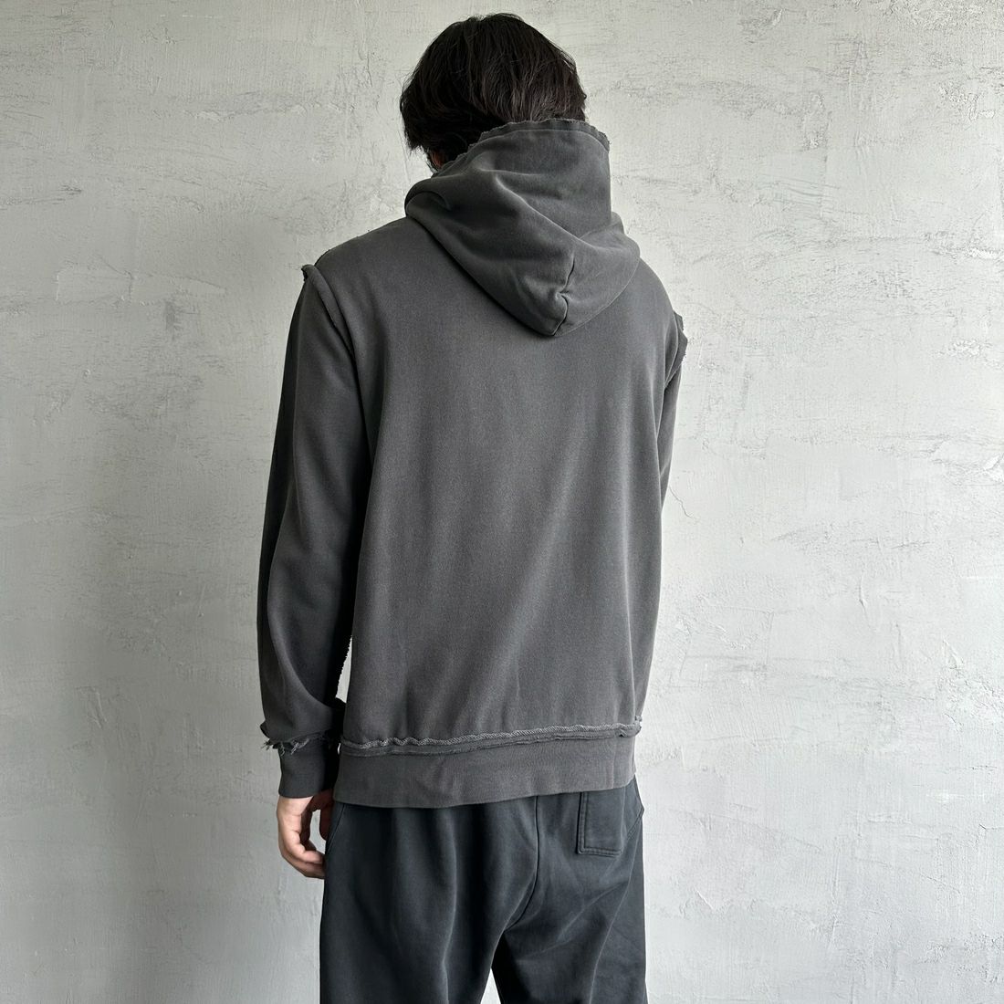 ONEITA [オニータ] 別注 インサイドアウト スウェットパーカー [2423-441IN-JF] CHARCOAL &&モデル身長：179cm 着用サイズ：M&&