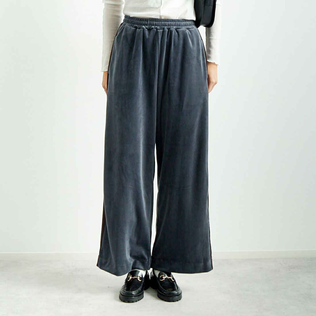 CLOCHE [クロシェ] サイドラインベロアパンツ [45286523] ﾁｬｺｰﾙ &&モデル身長：167cm 着用サイズ：2&&