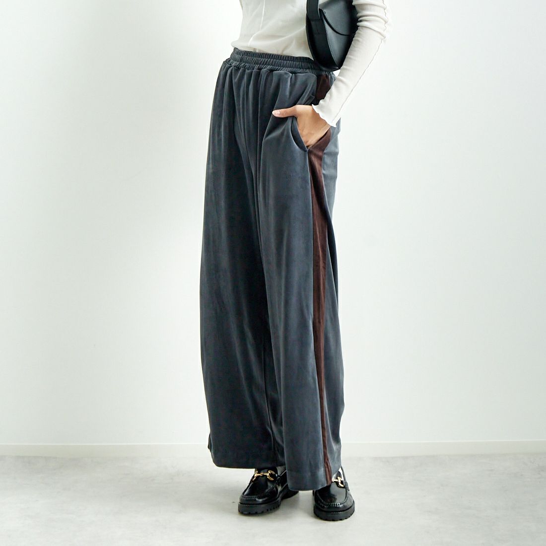 CLOCHE [クロシェ] サイドラインベロアパンツ [45286523] ﾁｬｺｰﾙ &&モデル身長：167cm 着用サイズ：2&&