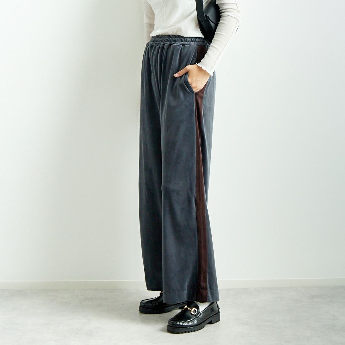 CLOCHE [クロシェ] サイドラインベロアパンツ [45286523] ﾁｬｺｰﾙ &&モデル身長：167cm 着用サイズ：2&&