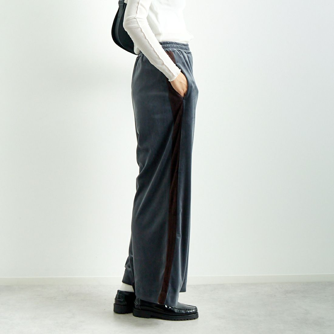 CLOCHE [クロシェ] サイドラインベロアパンツ [45286523] ﾁｬｺｰﾙ &&モデル身長：167cm 着用サイズ：2&&