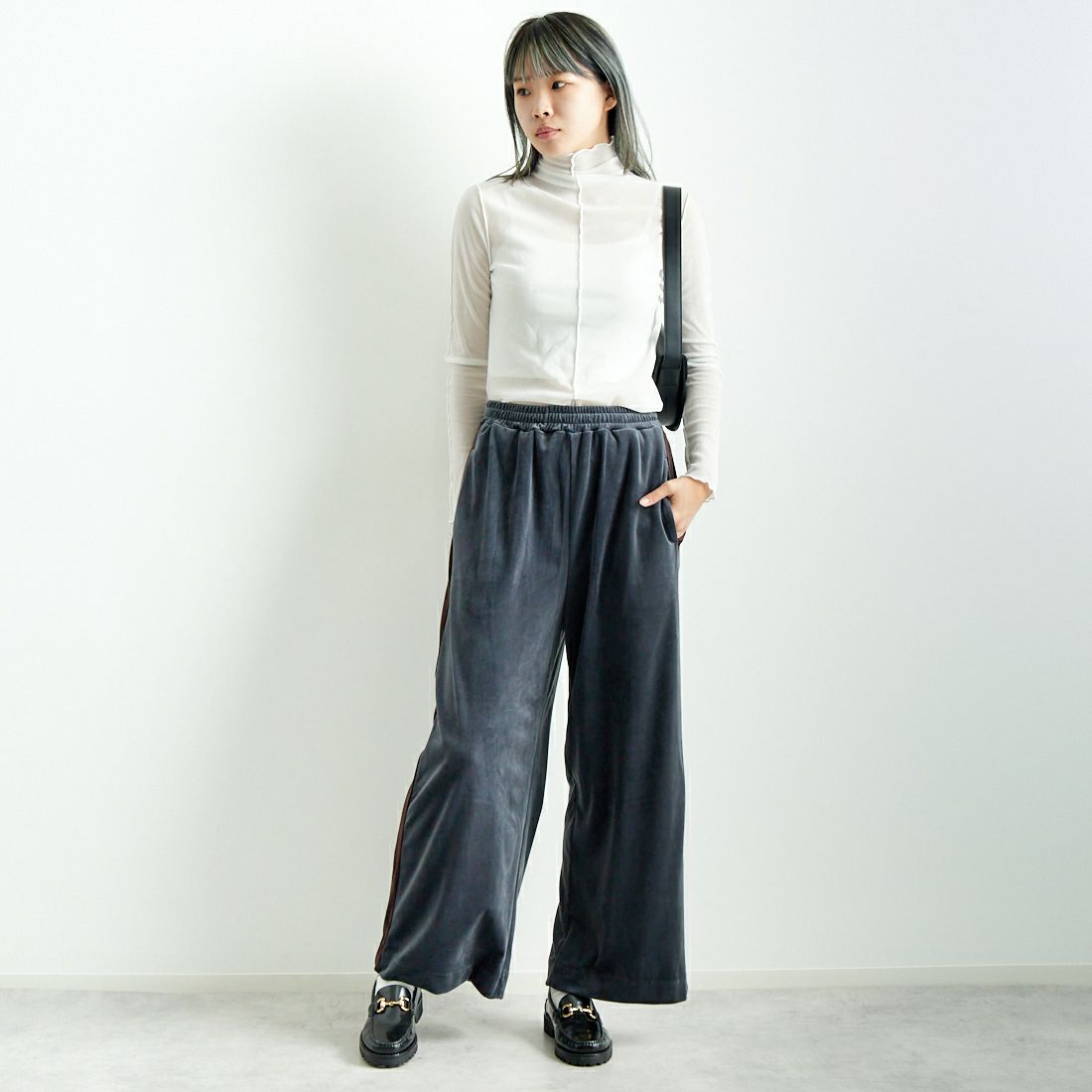 CLOCHE [クロシェ] サイドラインベロアパンツ [45286523] ﾁｬｺｰﾙ &&モデル身長：167cm 着用サイズ：2&&