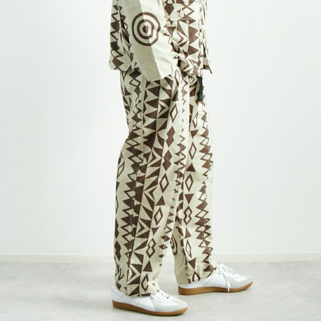 South2West8 [サウスツーウエストエイト] ベルテッド センターシームパンツ [PU498] B NATIVE S &&モデル身長：179cm 着用サイズ：L&&