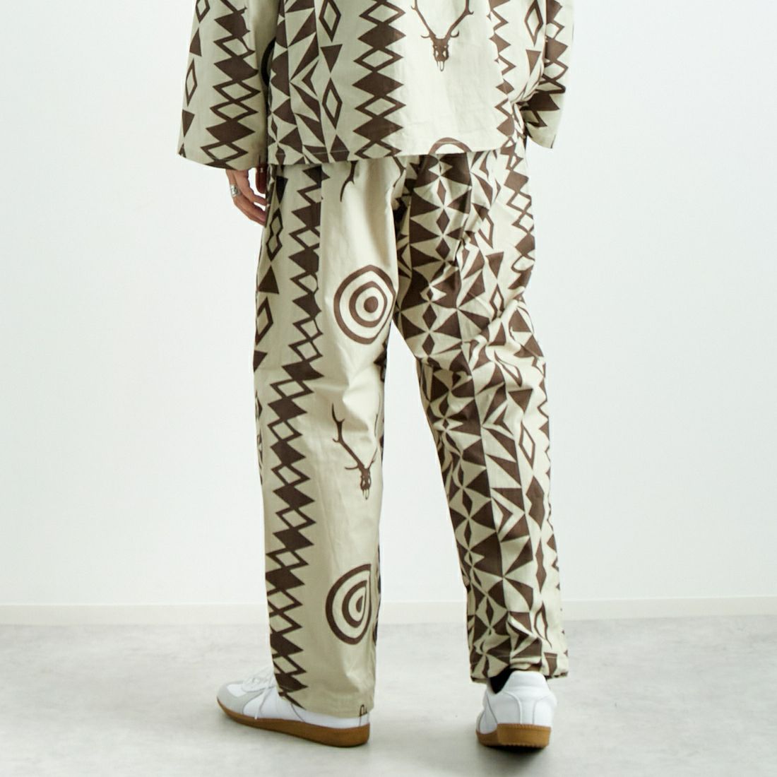 South2West8 [サウスツーウエストエイト] ベルテッド センターシームパンツ [PU498] B NATIVE S &&モデル身長：179cm 着用サイズ：L&&