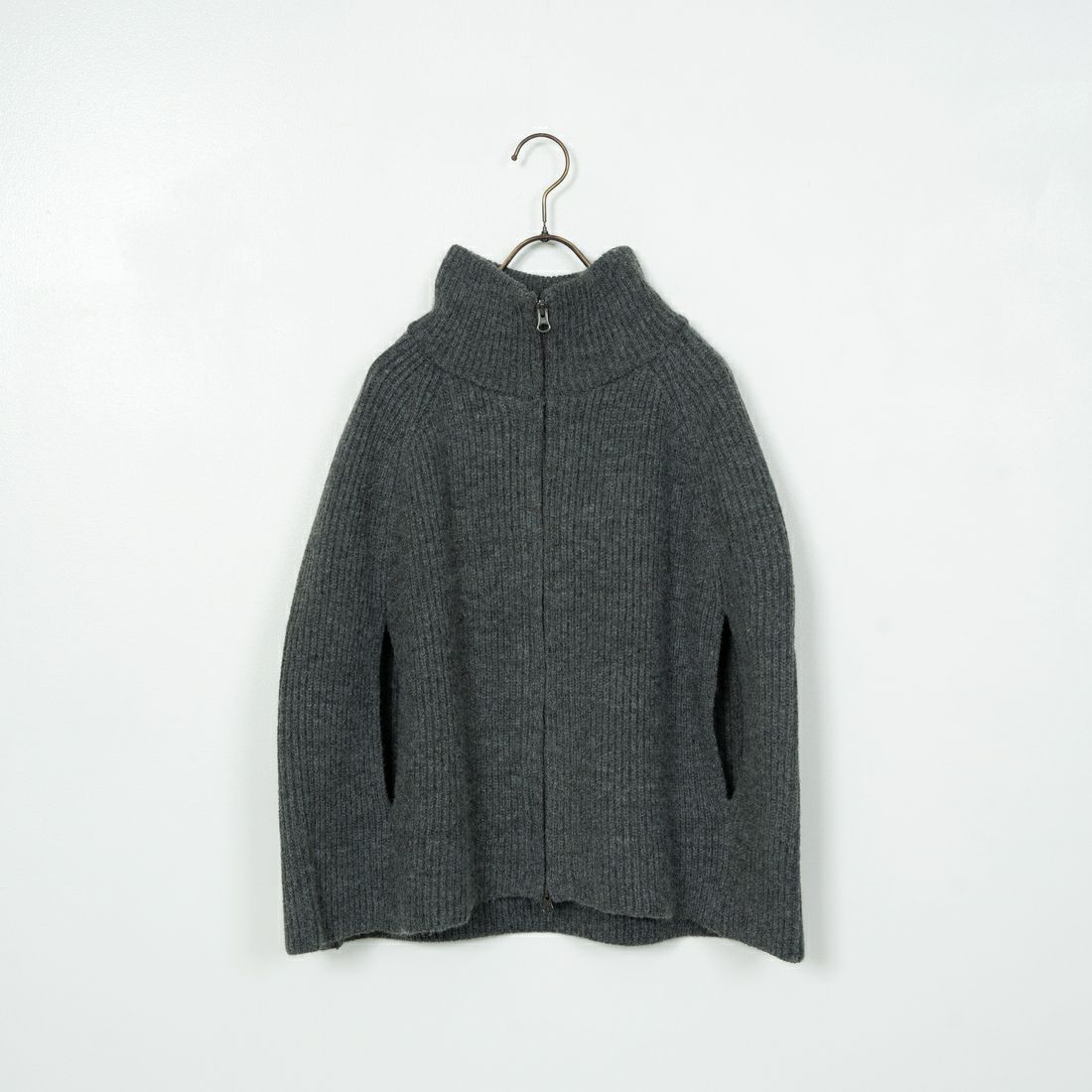 CLOCHE(クロッシェ)ケープニット ジップ ケープ　 チャコール CLOCHE(クロッシェ)ケープニット ジップ ケープ チャコール