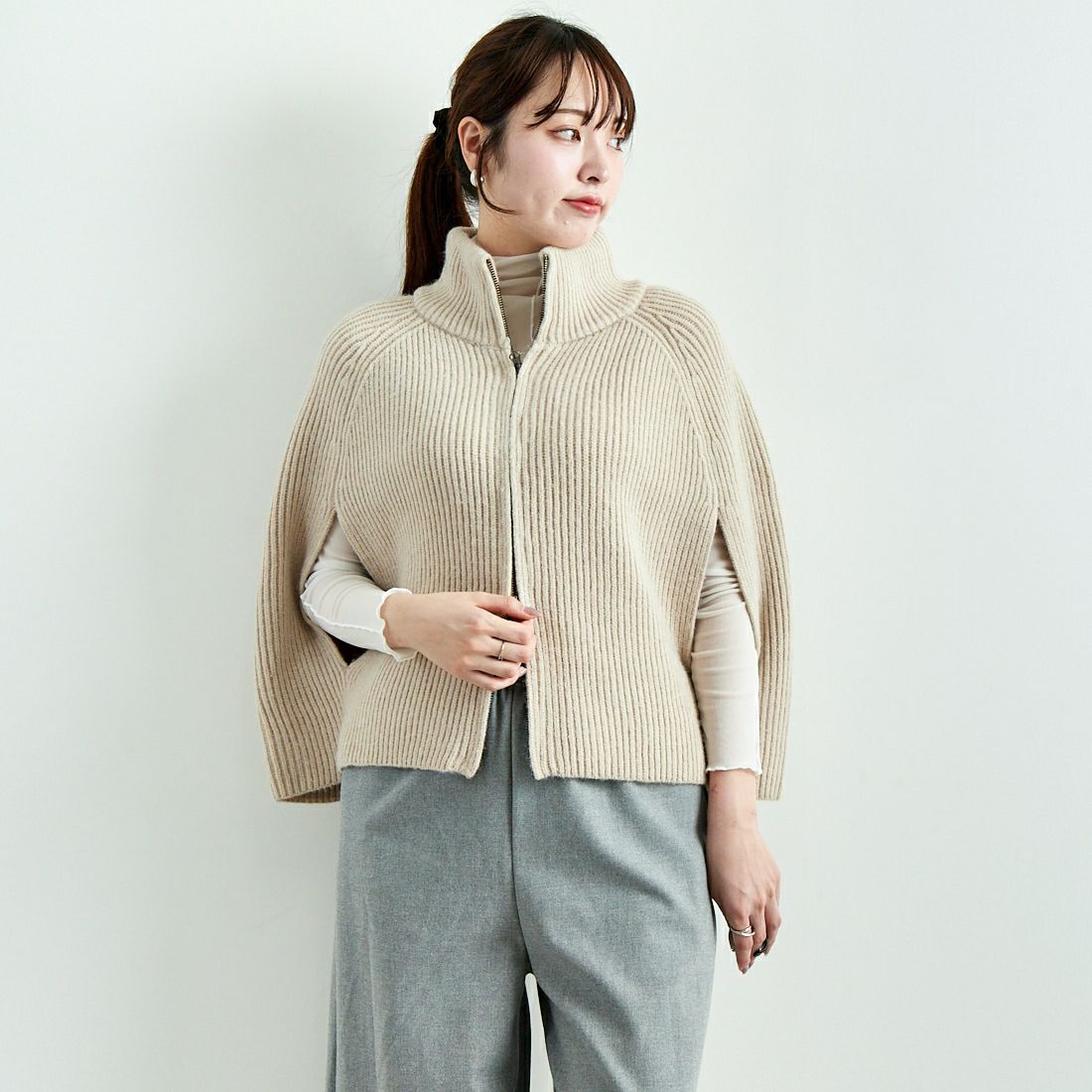 CLOCHE [クロシェ] ダブルジップニットポンチョ [45285591] ﾍﾞｰｼﾞｭ &&モデル身長：167cm 着用サイズ：2&&