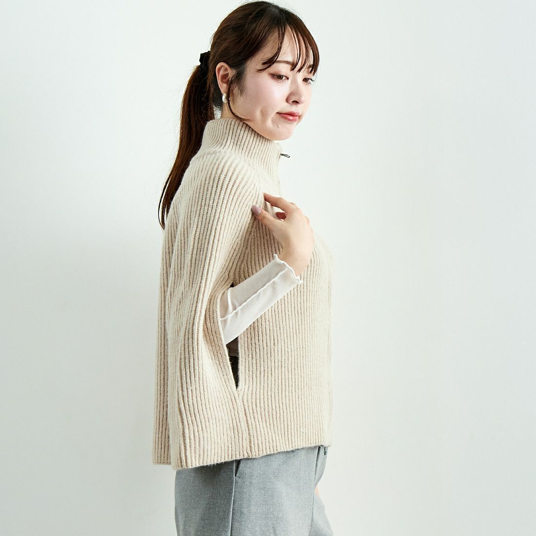 CLOCHE [クロシェ] ダブルジップニットポンチョ [45285591] ﾍﾞｰｼﾞｭ &&モデル身長：167cm 着用サイズ：2&&