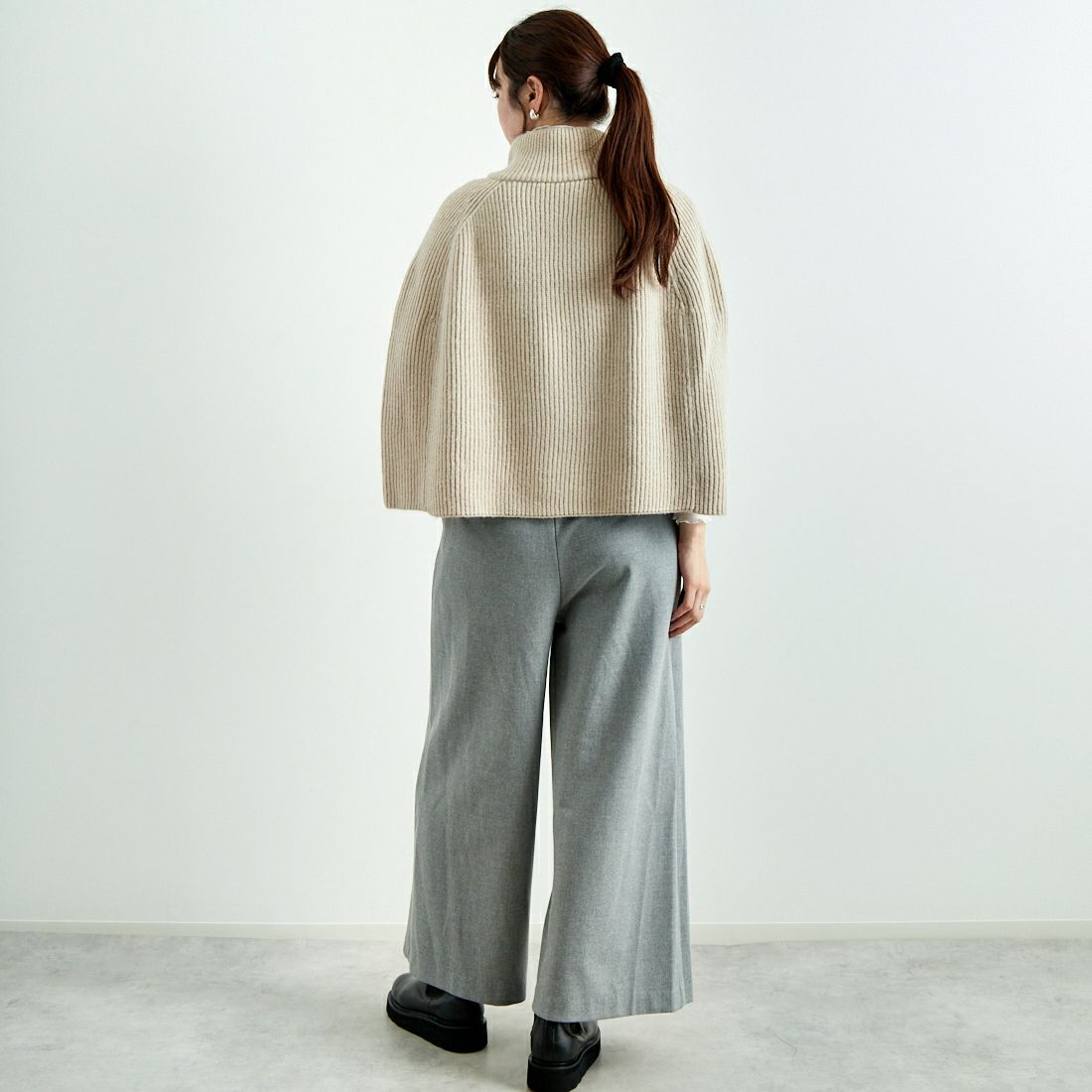 CLOCHE [クロシェ] ダブルジップニットポンチョ [45285591] ﾍﾞｰｼﾞｭ &&モデル身長：167cm 着用サイズ：2&&
