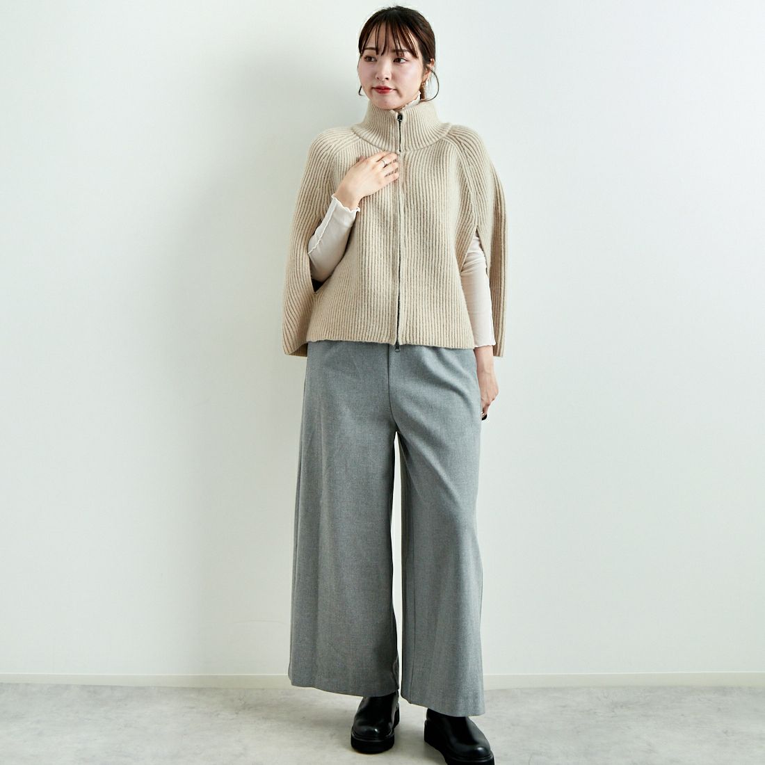 CLOCHE [クロシェ] ダブルジップニットポンチョ [45285591] ﾍﾞｰｼﾞｭ &&モデル身長：167cm 着用サイズ：2&&