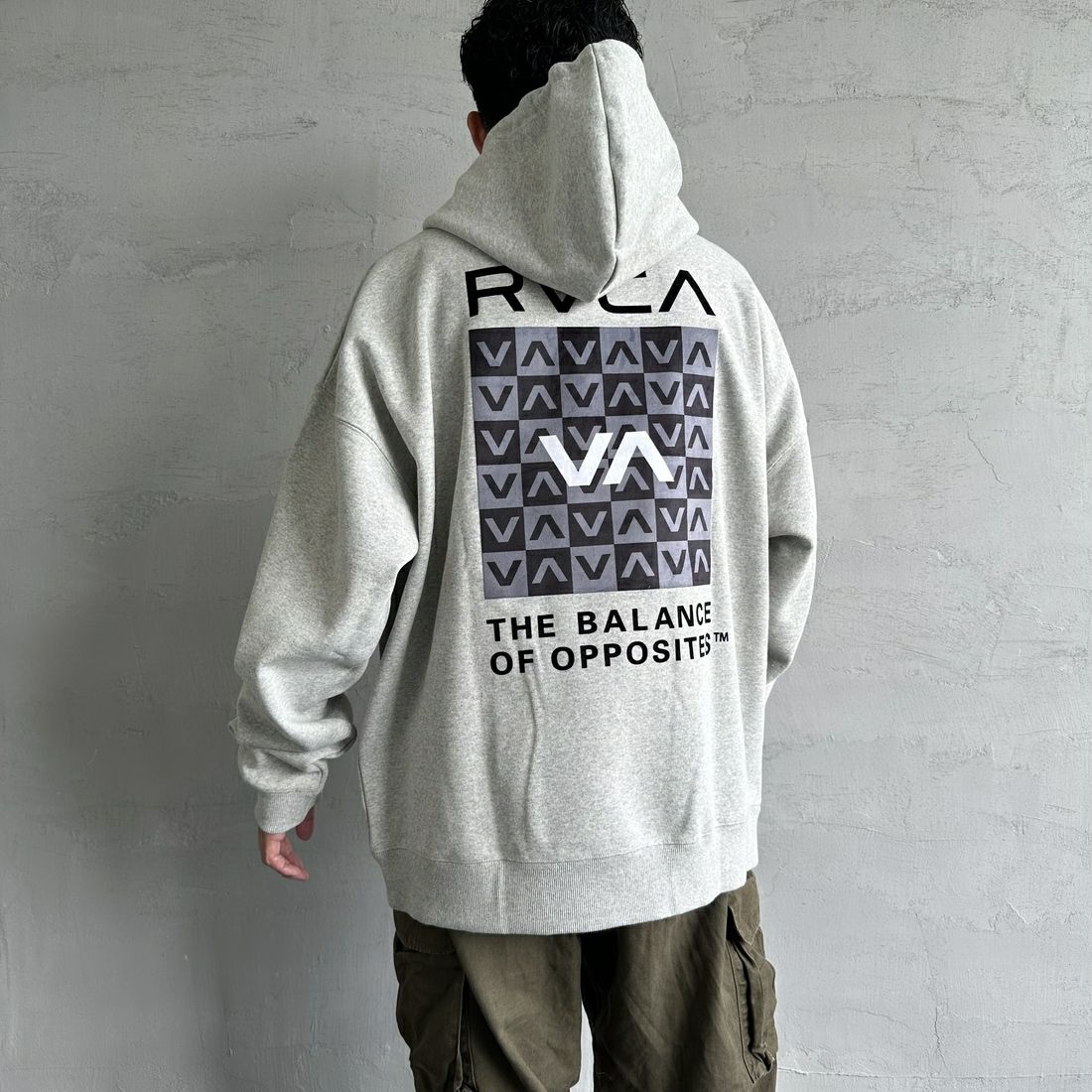RVCA [ルーカ] BALANCE フーディ [BE042-040] HGR &&モデル身長：168cm 着用サイズ：L&&