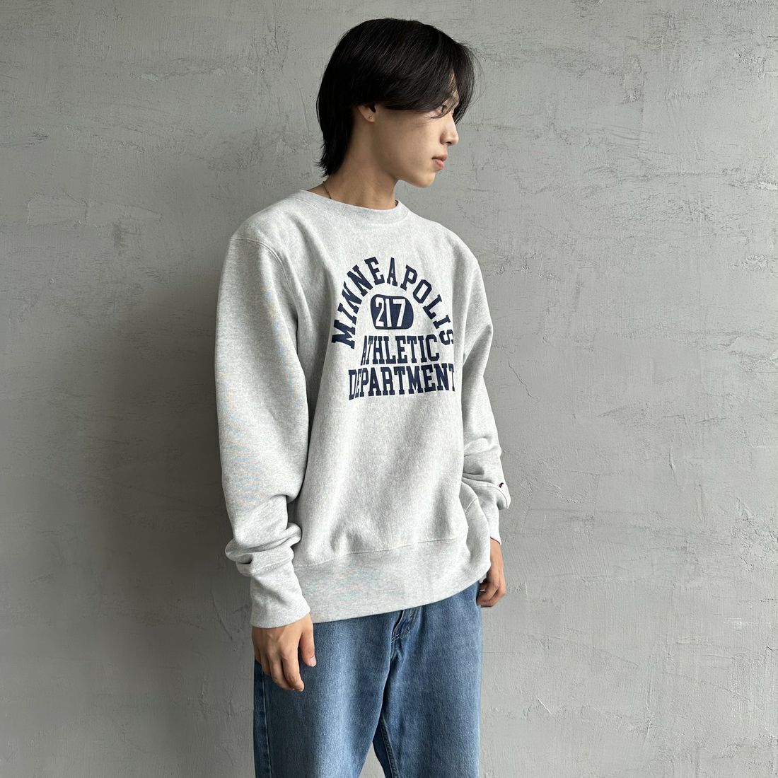 Champion [チャンピオン] リバースウィーブ クルーネックスウェットシャツ [C3-A022] 040 ｼﾙﾊﾞｰｸ &&モデル身長：179cm 着用サイズ：XXL&&