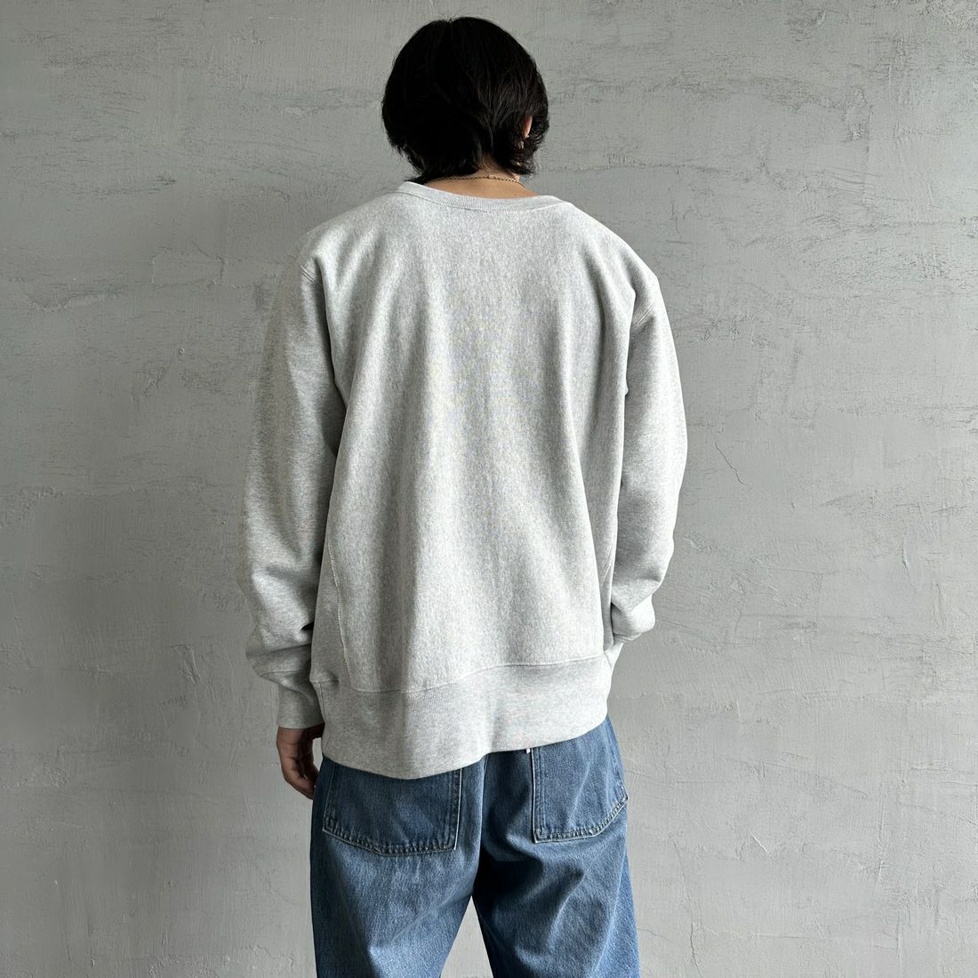 Champion [チャンピオン] リバースウィーブ クルーネックスウェットシャツ [C3-A022] 040 ｼﾙﾊﾞｰｸ &&モデル身長：179cm 着用サイズ：XXL&&