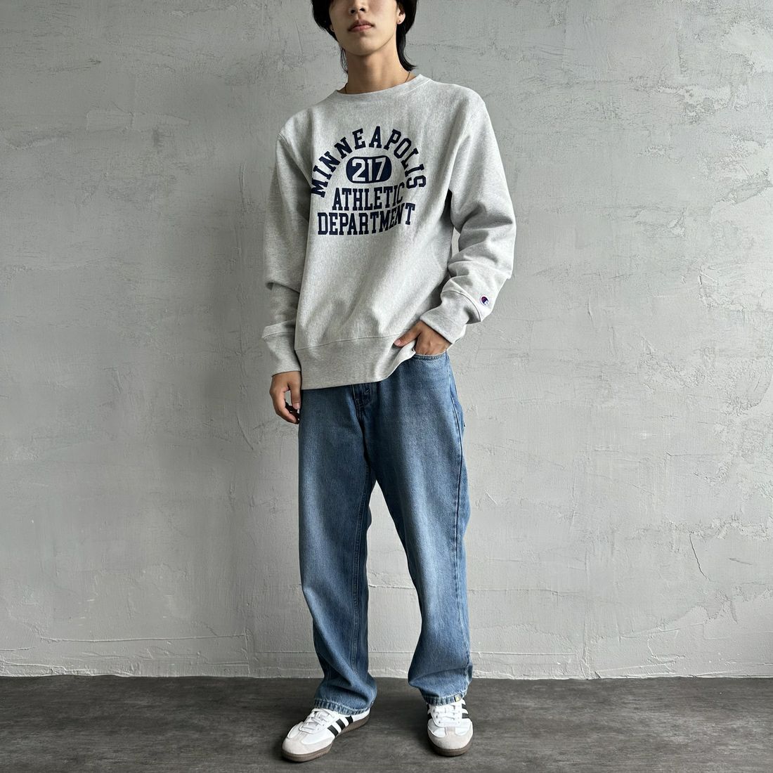 Champion [チャンピオン] リバースウィーブ クルーネックスウェットシャツ [C3-A022] 040 ｼﾙﾊﾞｰｸ &&モデル身長：179cm 着用サイズ：XXL&&