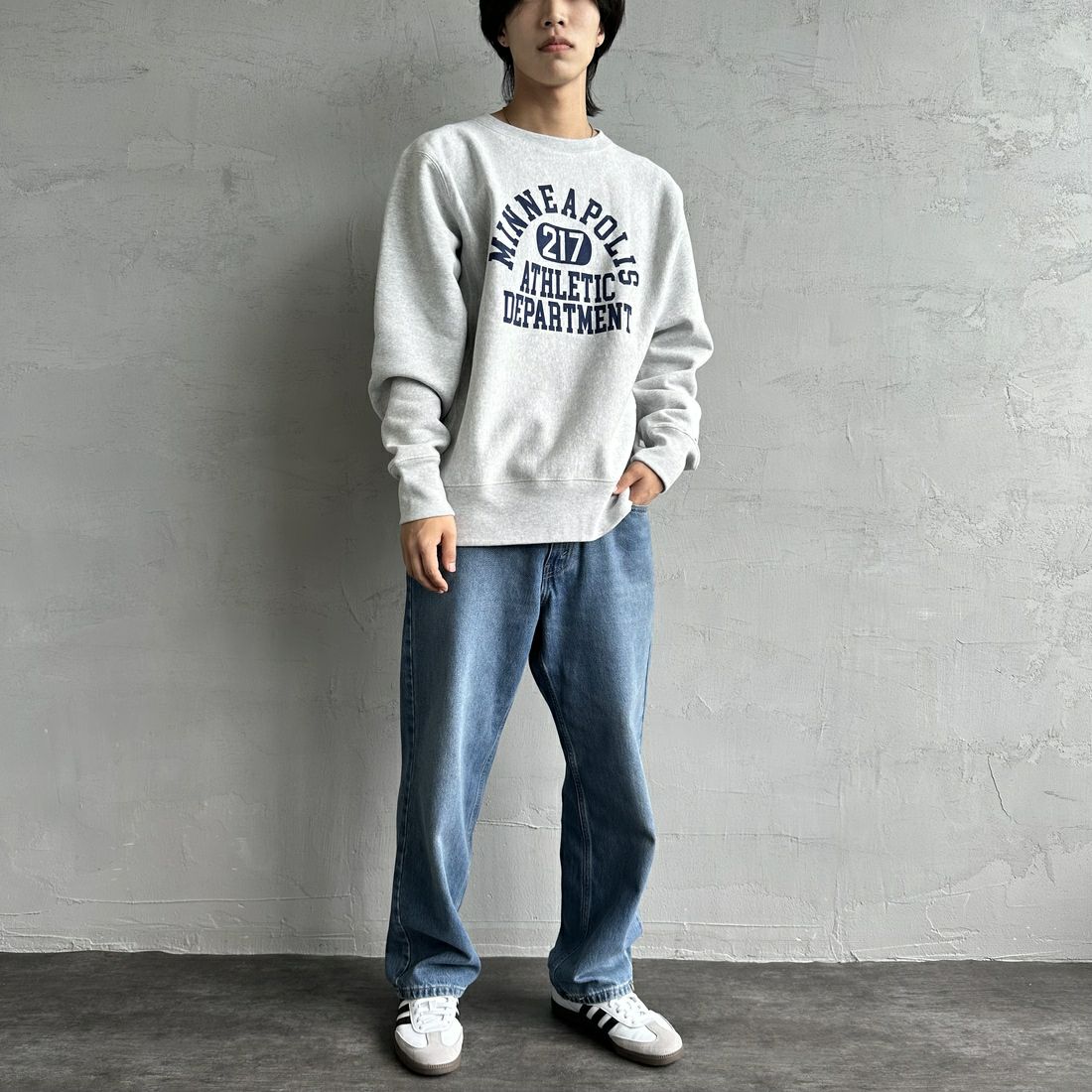 Champion [チャンピオン] リバースウィーブ クルーネックスウェットシャツ [C3-A022] 040 ｼﾙﾊﾞｰｸ &&モデル身長：179cm 着用サイズ：XXL&&