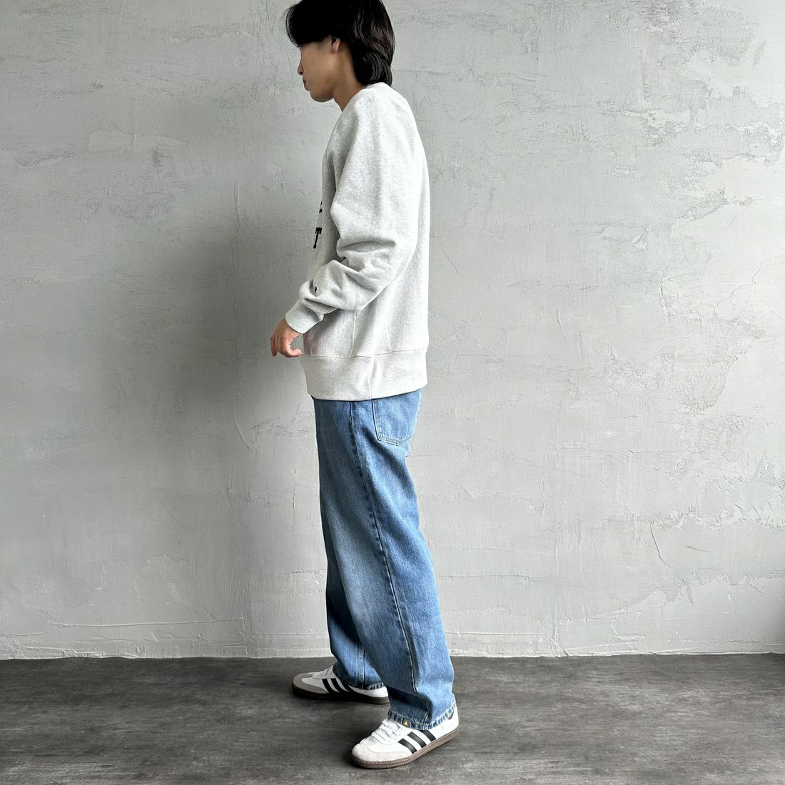 Champion [チャンピオン] リバースウィーブ クルーネックスウェットシャツ [C3-A022] 040 ｼﾙﾊﾞｰｸ &&モデル身長：179cm 着用サイズ：XXL&&