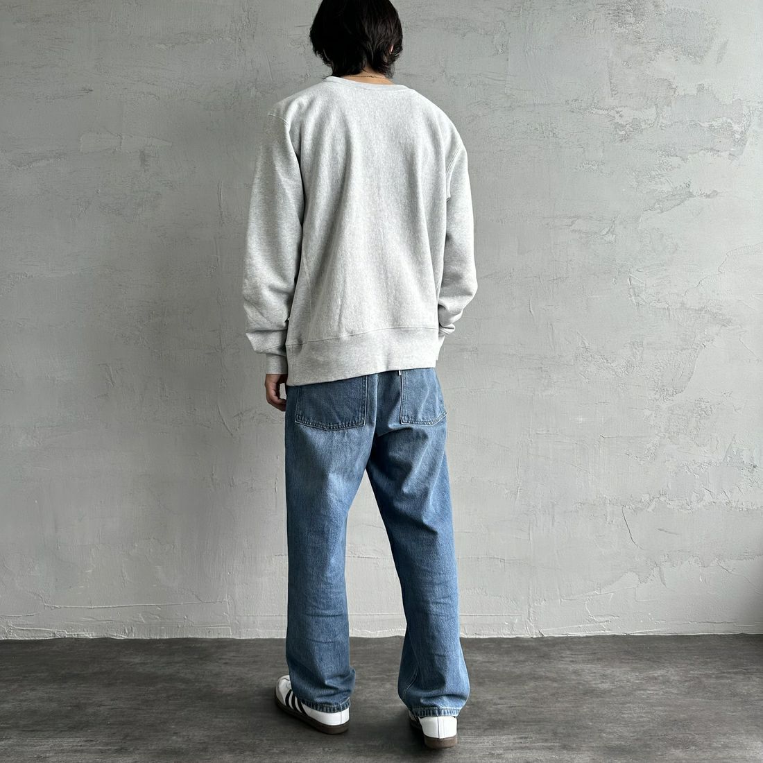 Champion [チャンピオン] リバースウィーブ クルーネックスウェットシャツ [C3-A022] 040 ｼﾙﾊﾞｰｸ &&モデル身長：179cm 着用サイズ：XXL&&