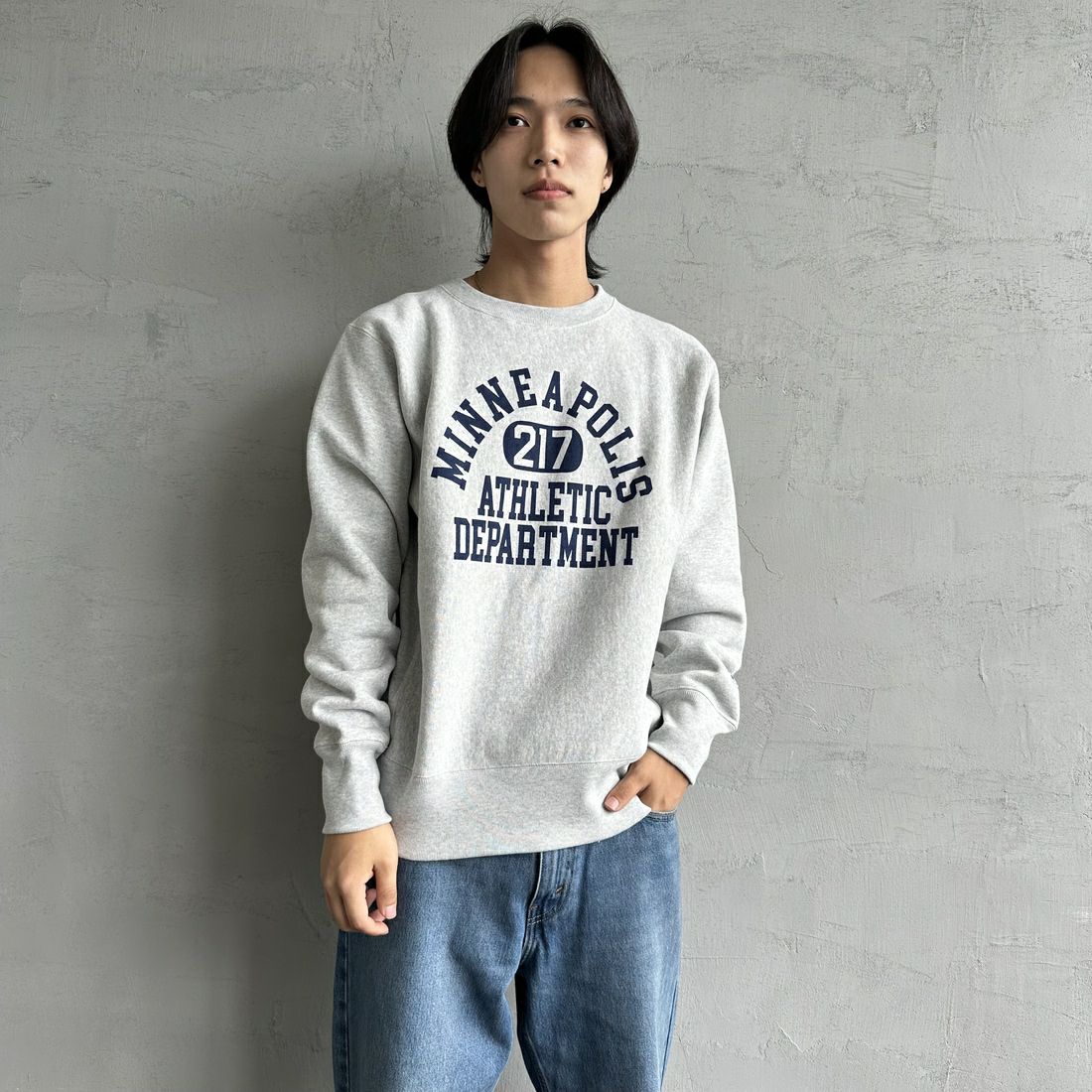 Champion [チャンピオン] リバースウィーブ クルーネックスウェットシャツ [C3-A022] 040 ｼﾙﾊﾞｰｸ &&モデル身長：179cm 着用サイズ：XL&&
