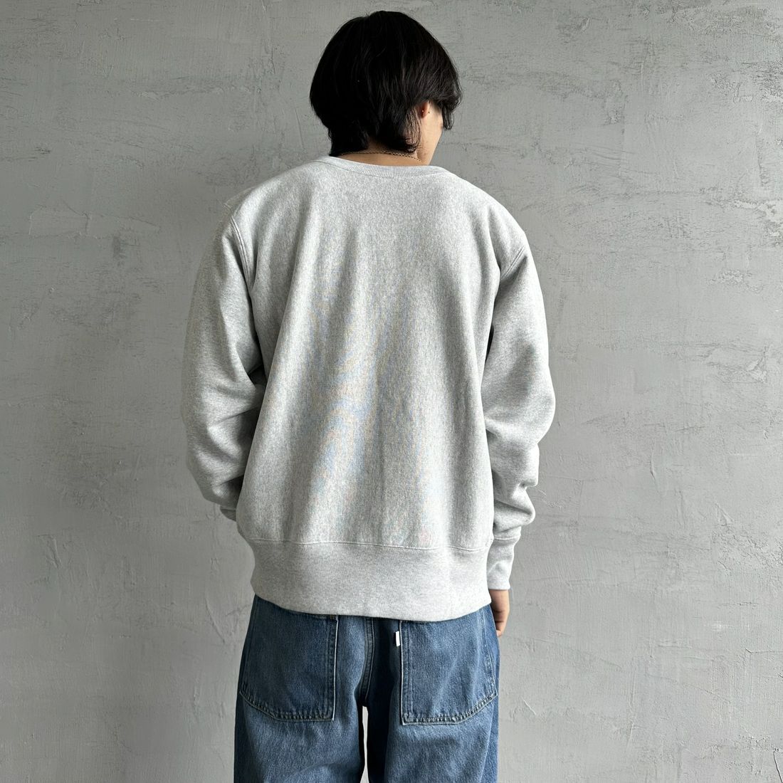 Champion [チャンピオン] リバースウィーブ クルーネックスウェットシャツ [C3-A022] 040 ｼﾙﾊﾞｰｸ &&モデル身長：179cm 着用サイズ：XL&&