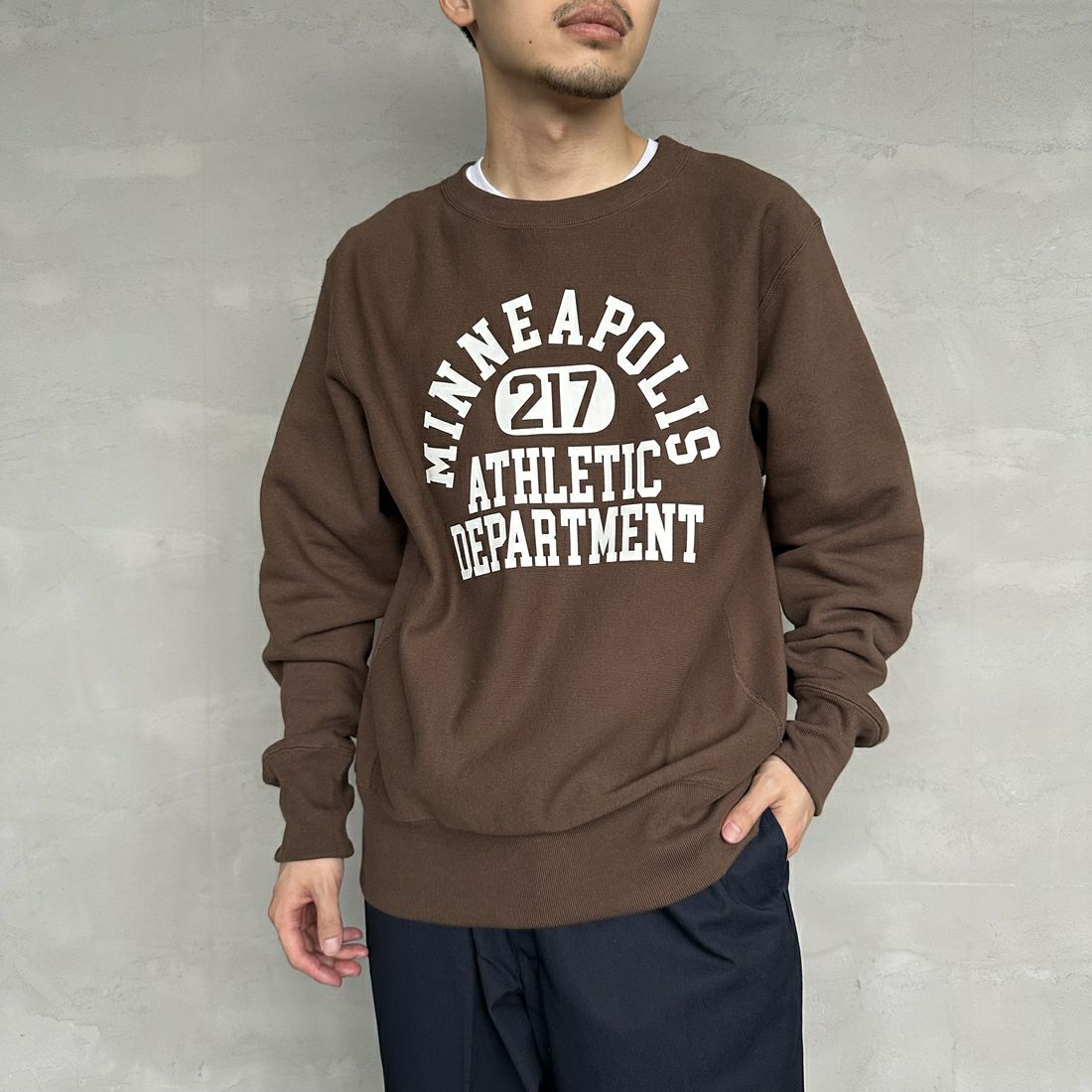 Champion [チャンピオン] リバースウィーブ クルーネックスウェットシャツ [C3-A022] 870 ﾀﾞｰｸﾌﾞ &&モデル身長：168cm 着用サイズ：XL&&