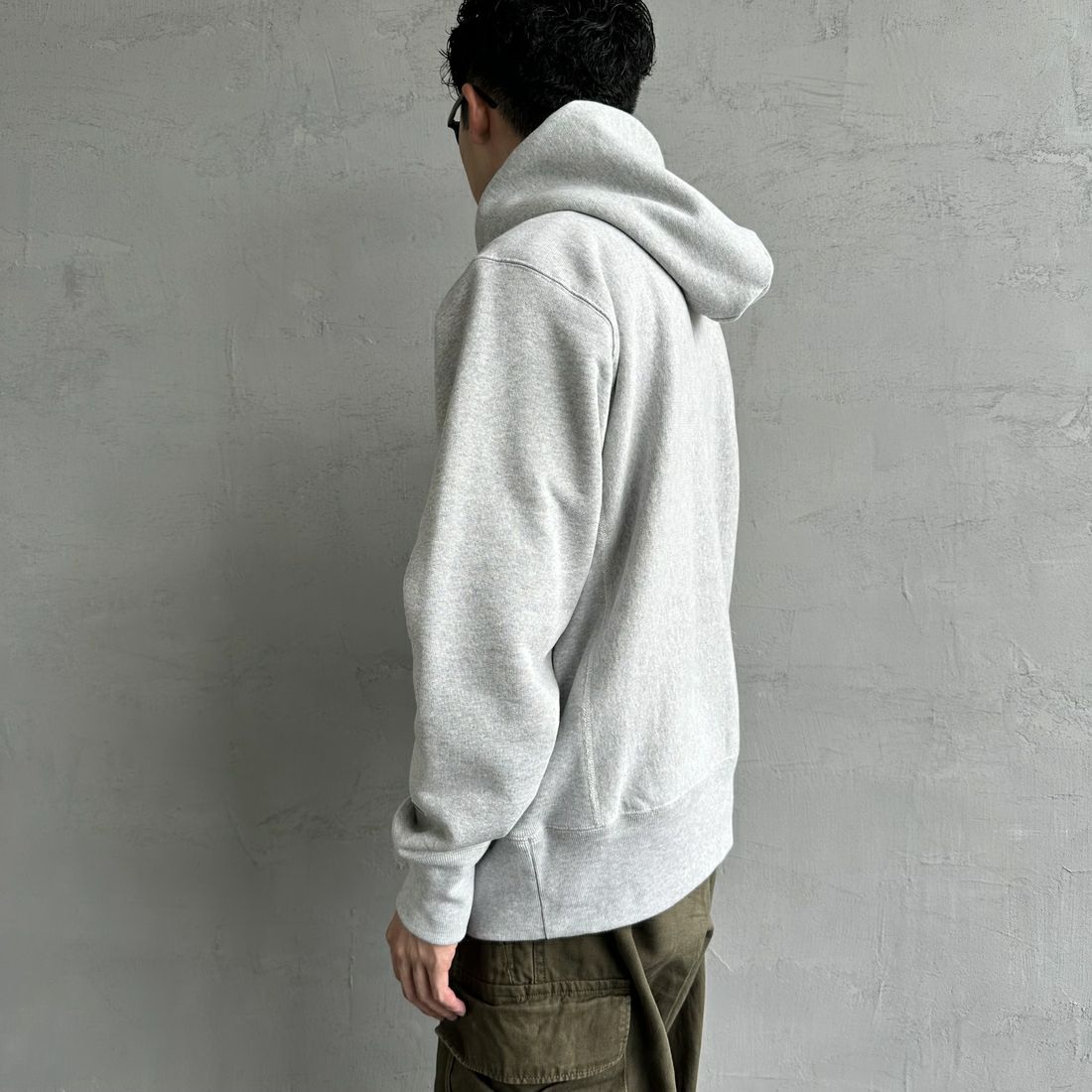 Champion [チャンピオン] リバースウィーブ フーデッドスウェットシャツ [C3-A122] 040 ｼﾙﾊﾞｰｸ &&モデル身長：168cm 着用サイズ：XL&&