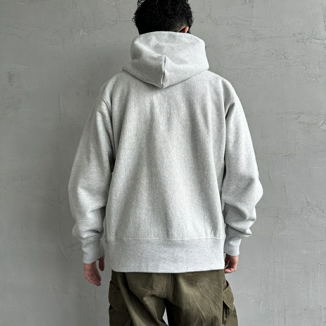 Champion [チャンピオン] リバースウィーブ フーデッドスウェットシャツ [C3-A122] 040 ｼﾙﾊﾞｰｸ &&モデル身長：168cm 着用サイズ：XL&&