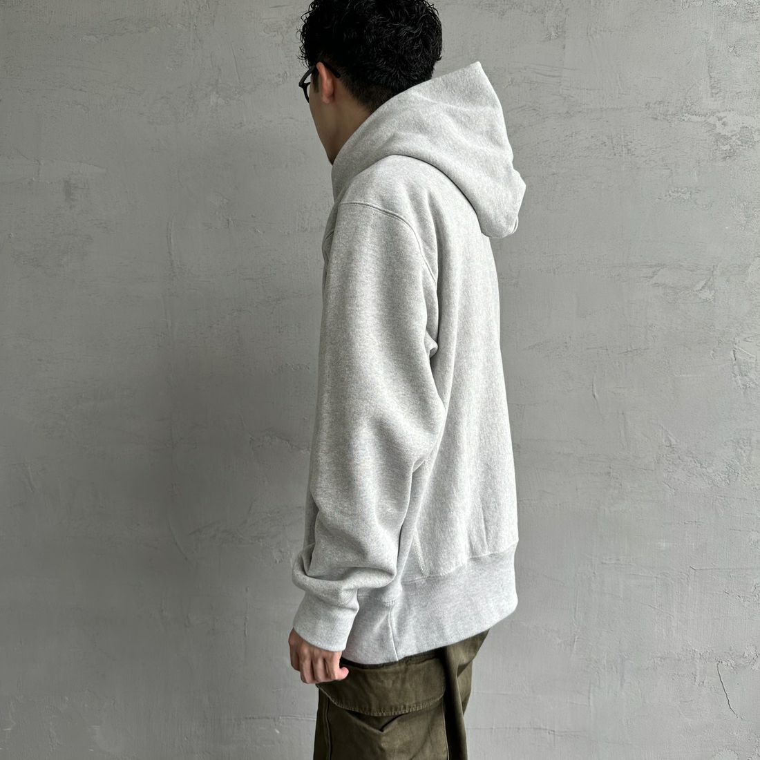 Champion [チャンピオン] リバースウィーブ フーデッドスウェットシャツ [C3-A122] 040 ｼﾙﾊﾞｰｸ &&モデル身長：168cm 着用サイズ：XXL&&