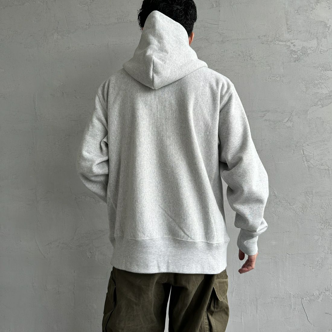 Champion [チャンピオン] リバースウィーブ フーデッドスウェットシャツ [C3-A122] 040 ｼﾙﾊﾞｰｸ &&モデル身長：168cm 着用サイズ：XXL&&