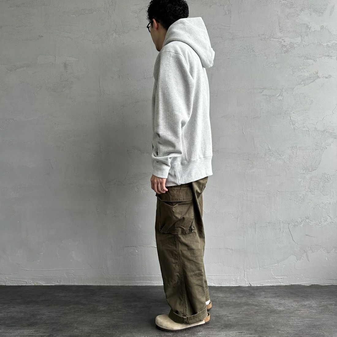 Champion [チャンピオン] リバースウィーブ フーデッドスウェットシャツ [C3-A122] 040 ｼﾙﾊﾞｰｸ &&モデル身長：168cm 着用サイズ：XXL&&