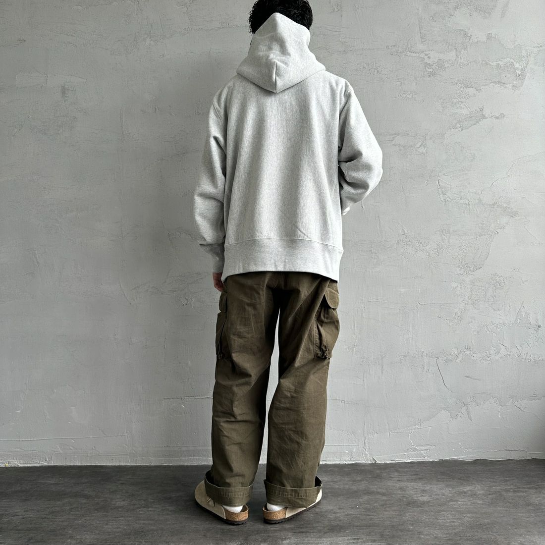 Champion [チャンピオン] リバースウィーブ フーデッドスウェットシャツ [C3-A122] 040 ｼﾙﾊﾞｰｸ &&モデル身長：168cm 着用サイズ：XXL&&