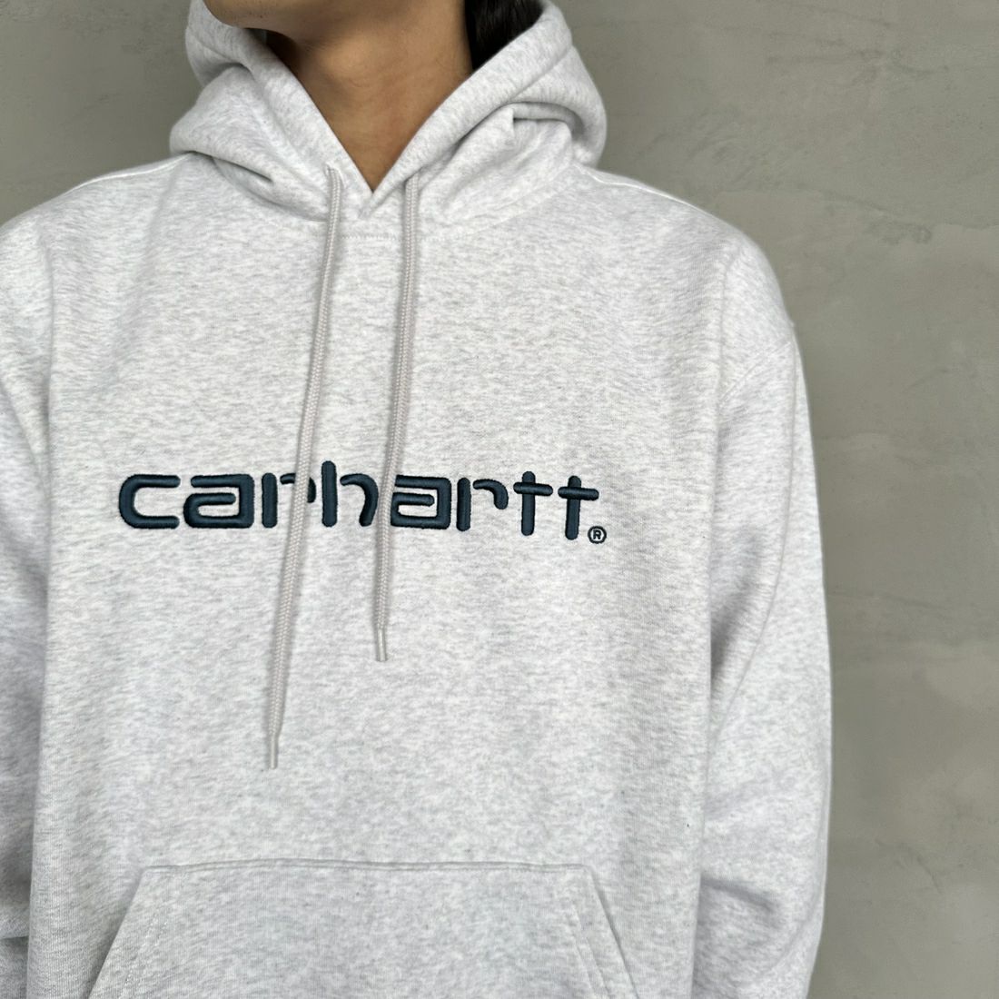 carhartt WIP [カーハートダブリューアイピー] フーデッドカーハートスウェットシャツ [I030547] A.HEA/D.BL &&モデル身長：179cm 着用サイズ：L&&