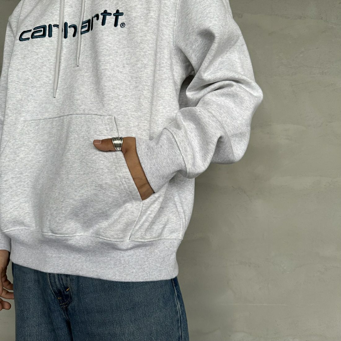 carhartt WIP [カーハートダブリューアイピー] フーデッドカーハートスウェットシャツ [I030547] A.HEA/D.BL &&モデル身長：179cm 着用サイズ：L&&
