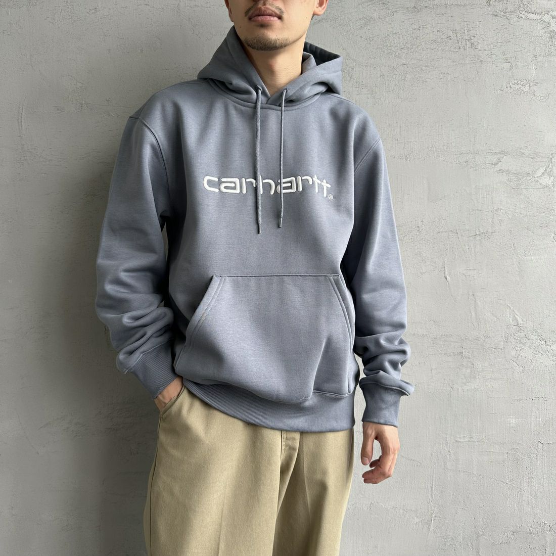 carhartt WIP [カーハートダブリューアイピー] フーデッドカーハートスウェットシャツ [I030547] DOVE/WAX &&モデル身長：168cm 着用サイズ：M&&