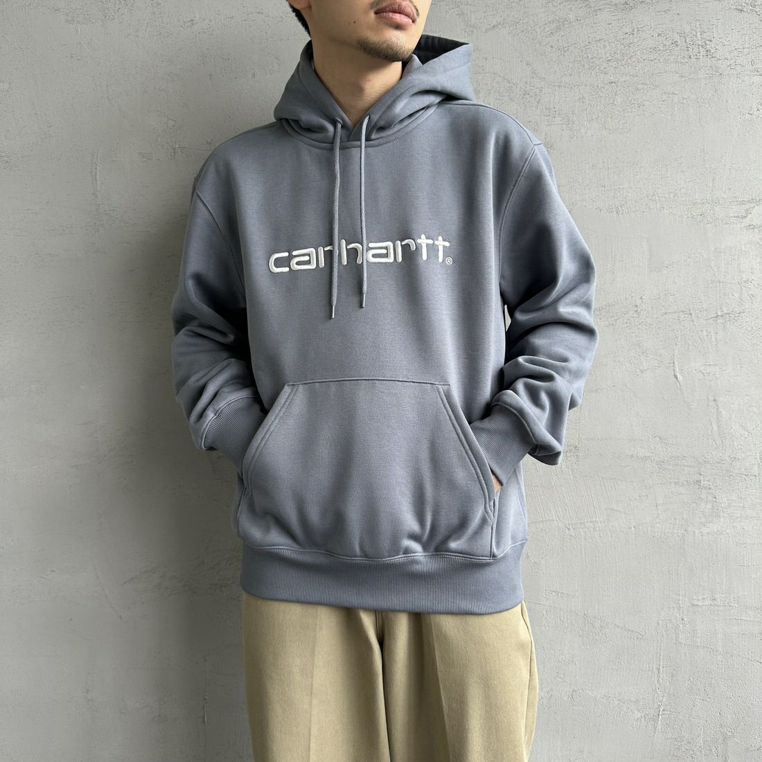 carhartt WIP [カーハートダブリューアイピー] フーデッドカーハートスウェットシャツ [I030547] DOVE/WAX &&モデル身長：168cm 着用サイズ：M&&