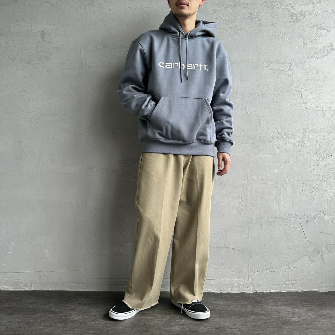 carhartt WIP [カーハートダブリューアイピー] フーデッドカーハートスウェットシャツ [I030547] DOVE/WAX &&モデル身長：168cm 着用サイズ：M&&