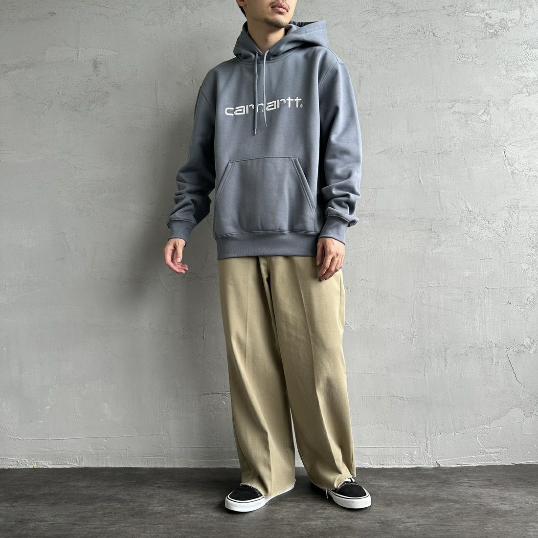 carhartt WIP [カーハートダブリューアイピー] フーデッドカーハートスウェットシャツ [I030547] DOVE/WAX &&モデル身長：168cm 着用サイズ：M&&